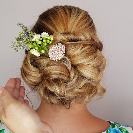 Brautstyling Sabine Sima Hochsteckfrisur mit Blumen